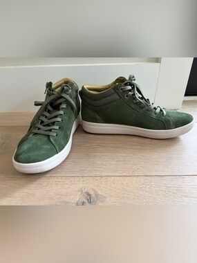 Vionic Rosemont suede sneakers in meadow green mid top - sz 8